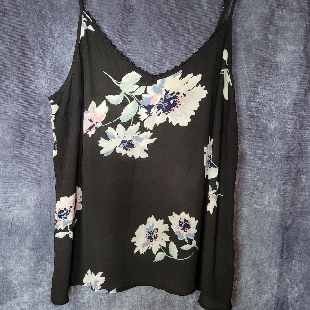 ✨️3/$25✨️Reitmans Black Camisole with Floral Print